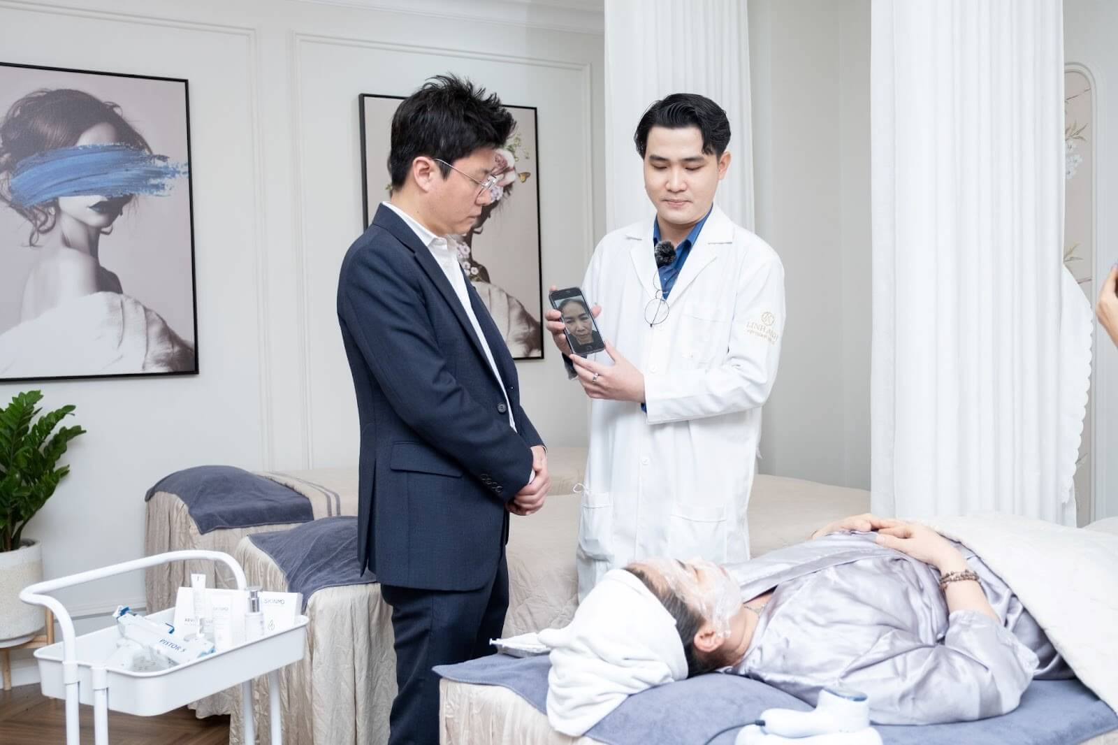 Bác sĩ Lê Anh Khoa chia sẻ về tình trạng da khách hàng trước khi điều trị cùng SkinMD Revitox